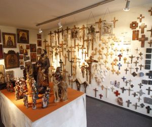 Kreuze und religiöse Skulpturen